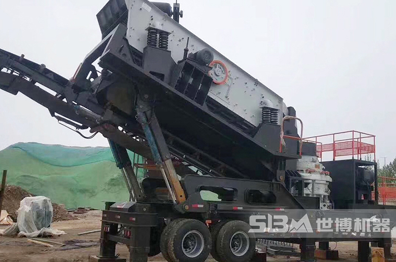 圖為圓錐破移動(dòng)破碎機(jī)現(xiàn)場