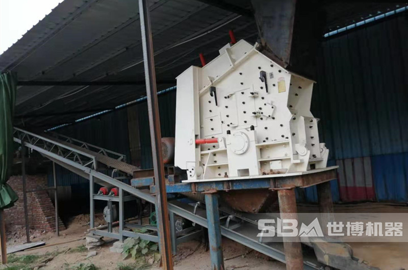 小型反擊式破碎機(jī)現(xiàn)場(chǎng)圖