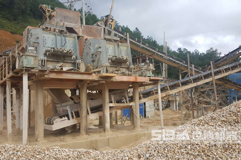 云南1315破碎機打混合料現(xiàn)場