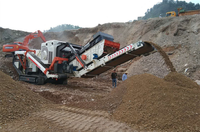 履帶移動(dòng)石頭破碎機(jī)現(xiàn)場(chǎng)