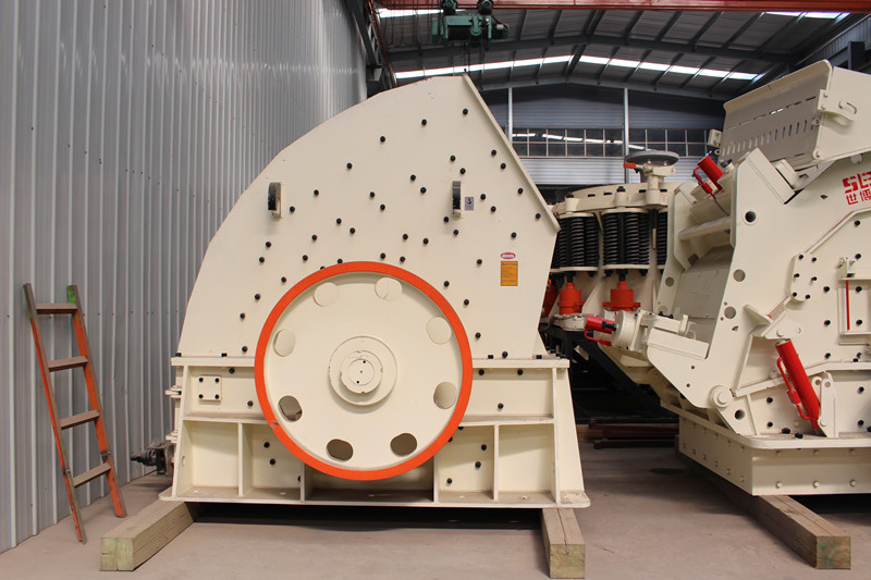 重錘石子碎石機(jī)，破碎石子一次成型