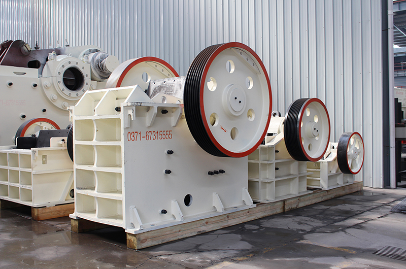 鄂破機(jī)，粗碎沙石粉碎機(jī)