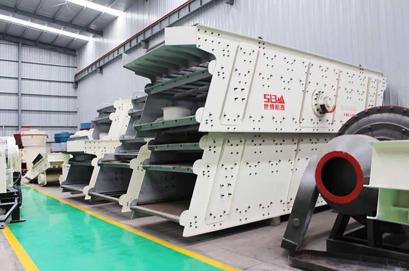 河南世博礦山碎石設(shè)備廠家，圖為振動篩車間