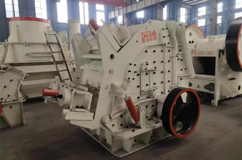 大口徑反擊式破碎機(jī)背面圖