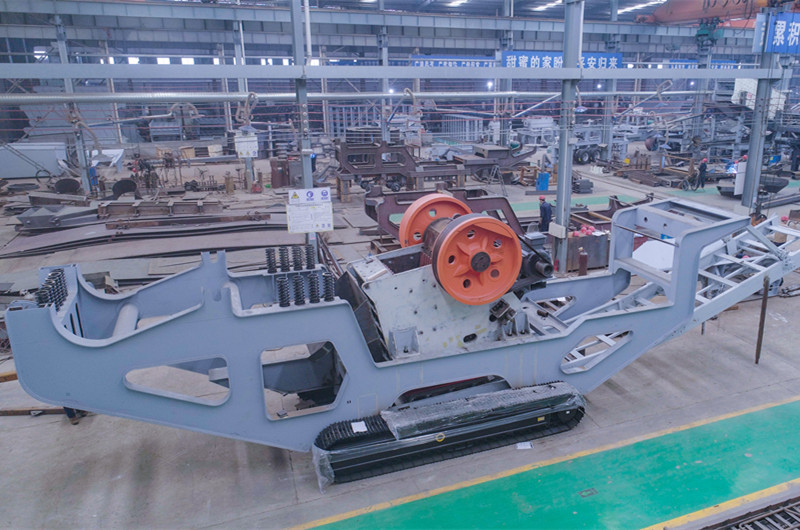 69顎破履帶移動破碎機半成品，生產(chǎn)車間圖