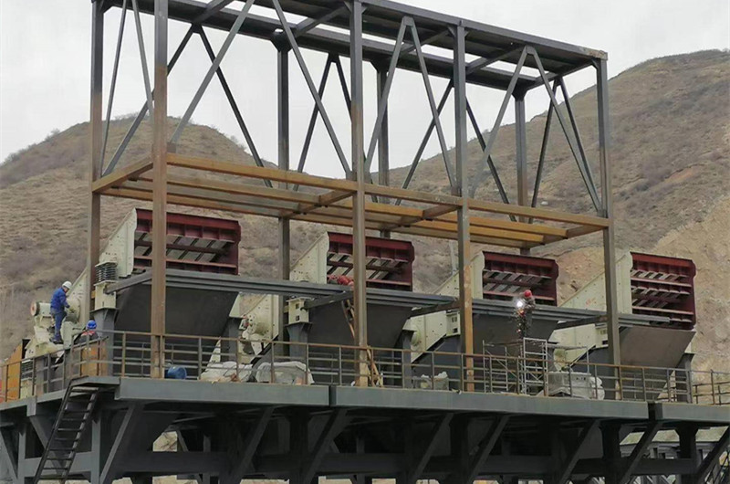 大型礦山礦石振動篩現(xiàn)場，多臺并排生產(chǎn)