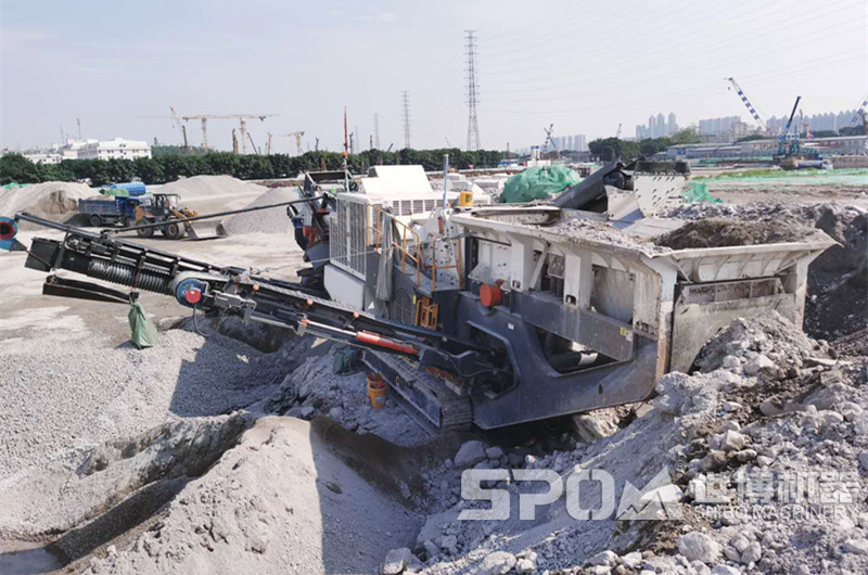 履帶移動碎石加工設(shè)備現(xiàn)場，建筑垃圾破碎現(xiàn)場