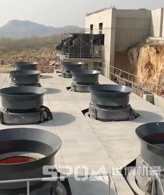 八臺圓錐破碎機，大型圓錐破碎機生產(chǎn)現(xiàn)場圖