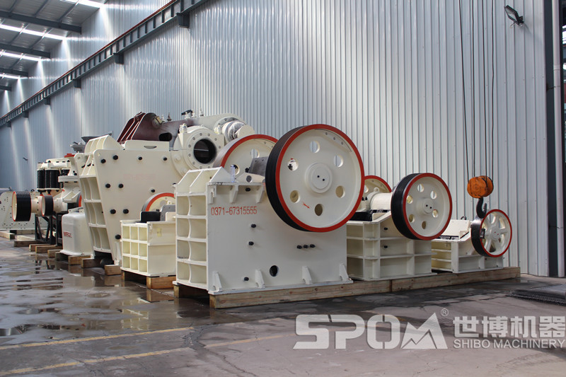 大小各種型號的顎式破碎機