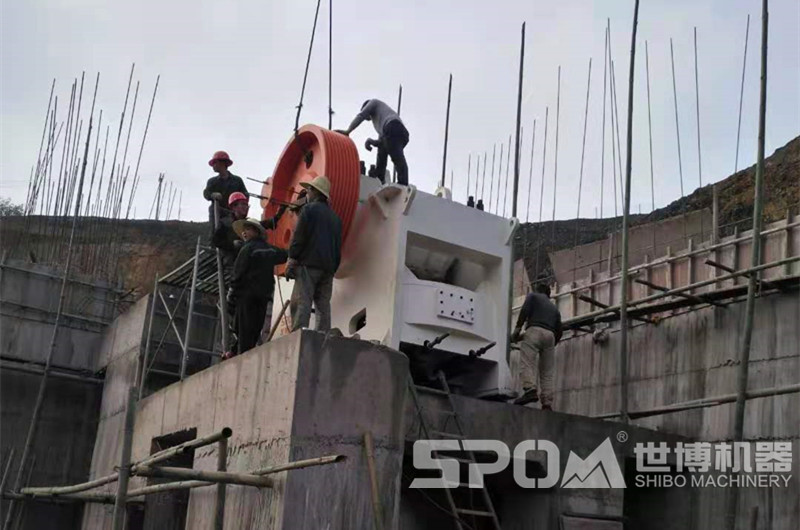 砂石場(chǎng)粗碎破碎機(jī)顎破安裝