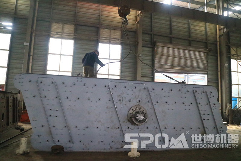 未上油漆的振動篩，振動篩生產(chǎn)車間圖