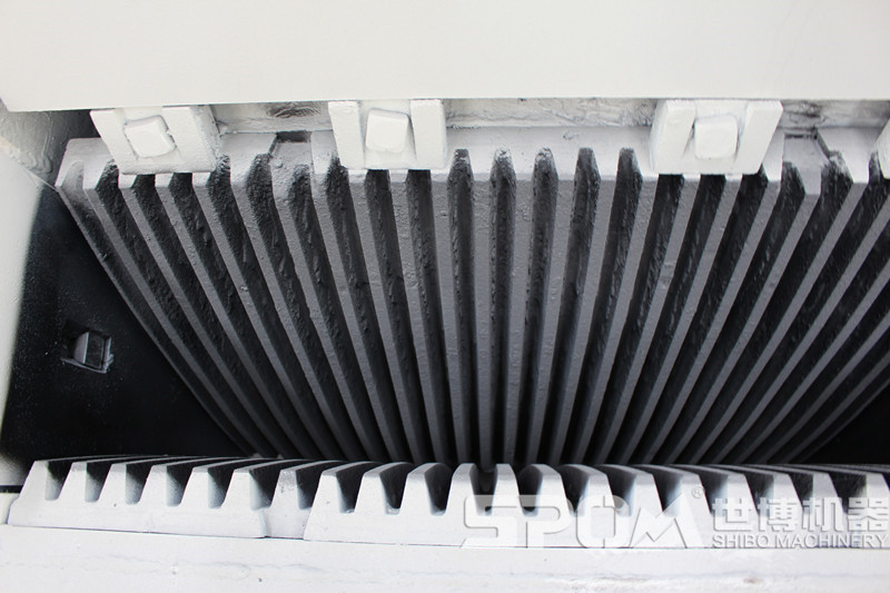 細(xì)顎破進(jìn)料口，細(xì)齒牙鄂板