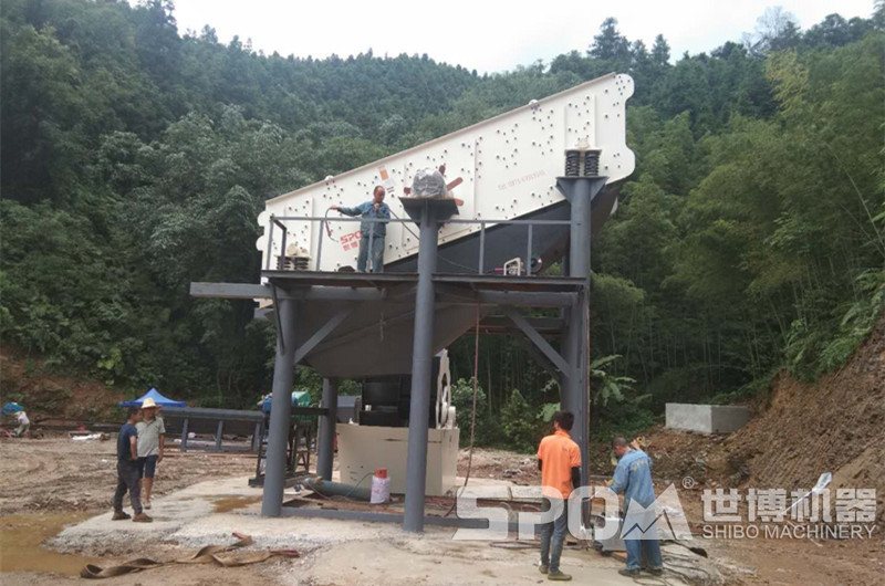 振動(dòng)篩安裝現(xiàn)場(chǎng)圖，安裝角度可見