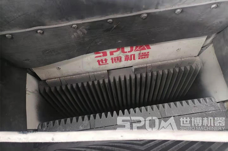 PEX細(xì)鄂破機(jī)進(jìn)料口，細(xì)齒牙鄂板