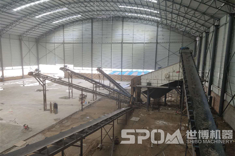 砂石振動篩安裝有一定傾角，連接皮帶機