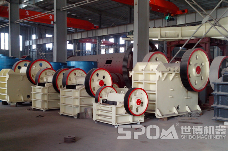 世博顎破成品車間，各種大小鄂破碎機