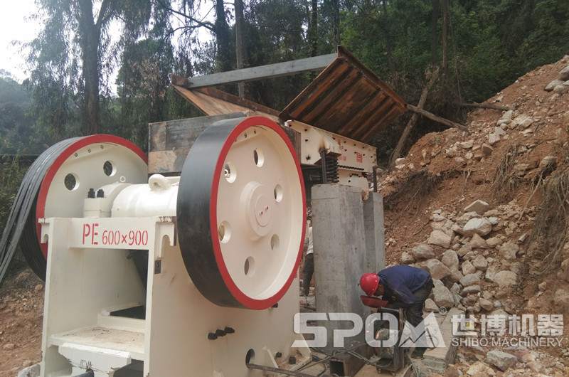 六九百破碎機(jī)破碎石料現(xiàn)場圖