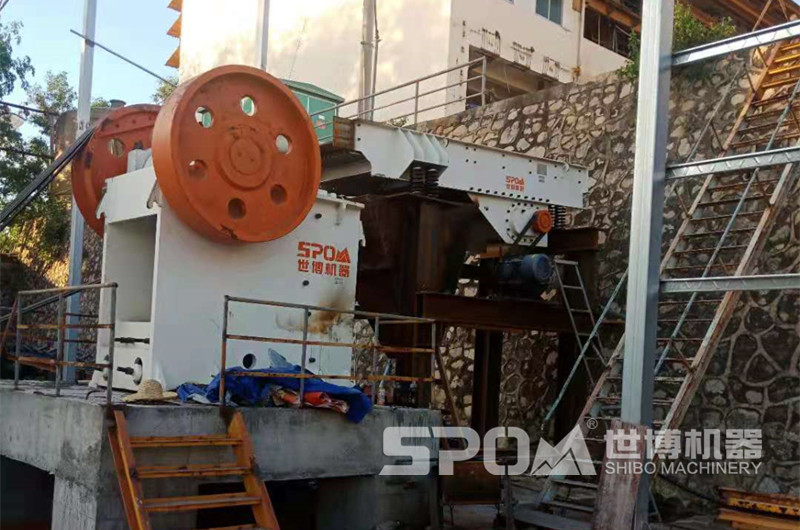 912顎式破碎機現(xiàn)場圖