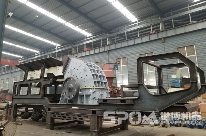 世博移動(dòng)重錘破碎機(jī)生產(chǎn)車間