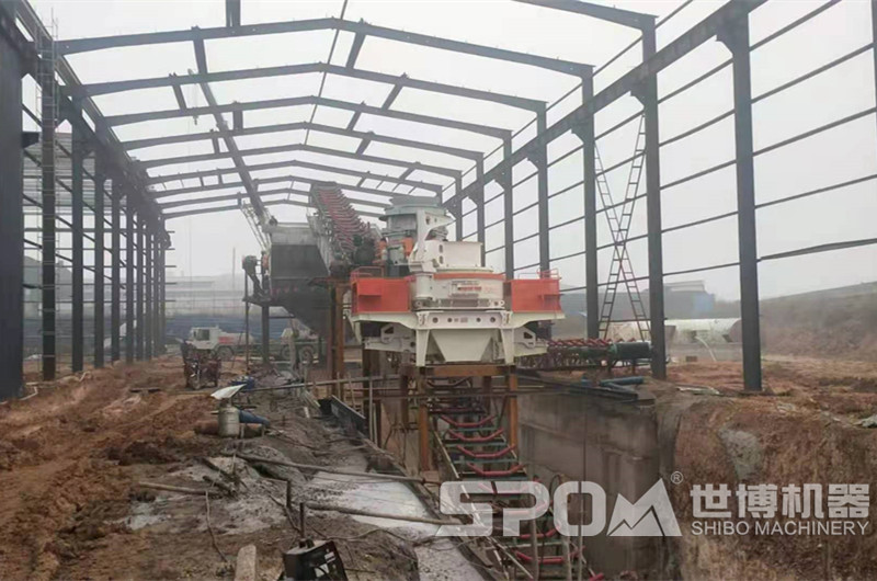 平頂山客戶現(xiàn)場(chǎng)，制砂設(shè)備安裝中