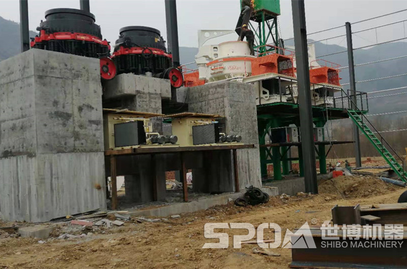 鵝卵石加工現(xiàn)場，圓錐破碎機和制砂機